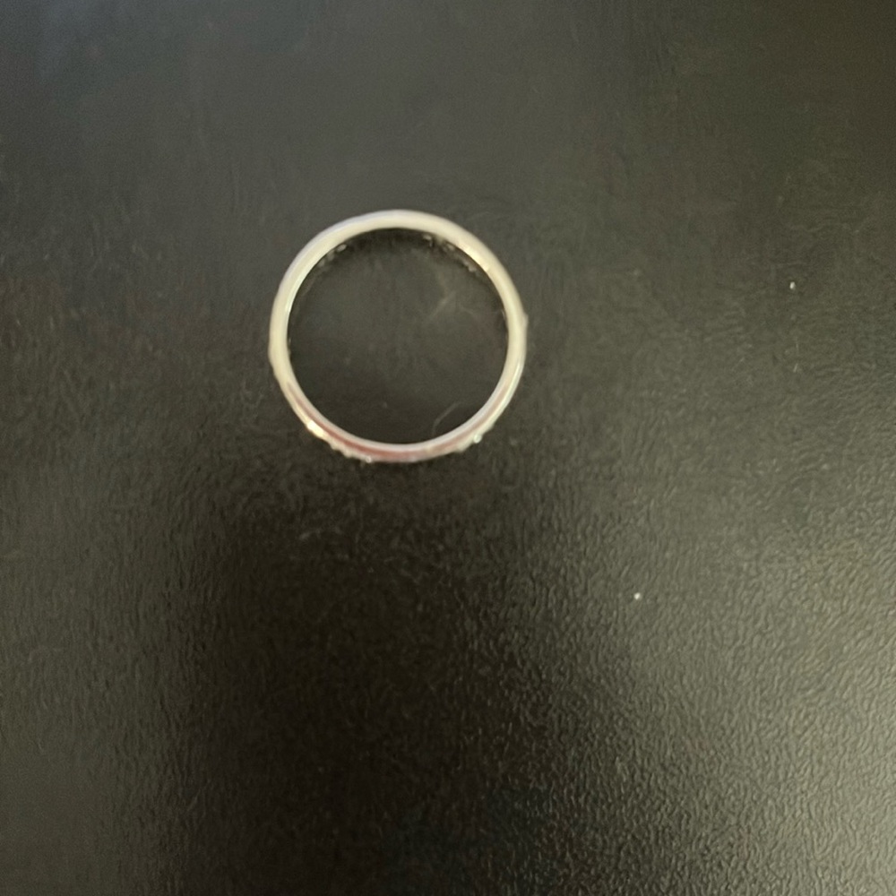 Delicate ring size 8. With small flowers. I’ve included original order picture.